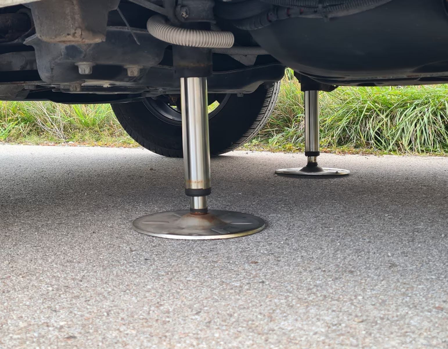 Hubstuetzen von Momo ausgefahren auf Asphalt